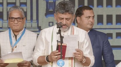 DK Shivakumar: কর্ণাটকের মুখ্যমন্ত্রী হিসেবে শপথ নিলেন ডি কে শিবকুমার! উপমুখ্যমন্ত্রী হলেন কে? DK Shivakumar: কর্ণাটকের মুখ্যমন্ত্রী হিসেবে শপথ নিলেন ডি কে শিবকুমার! উপমুখ্যমন্ত্রী হলেন কে?