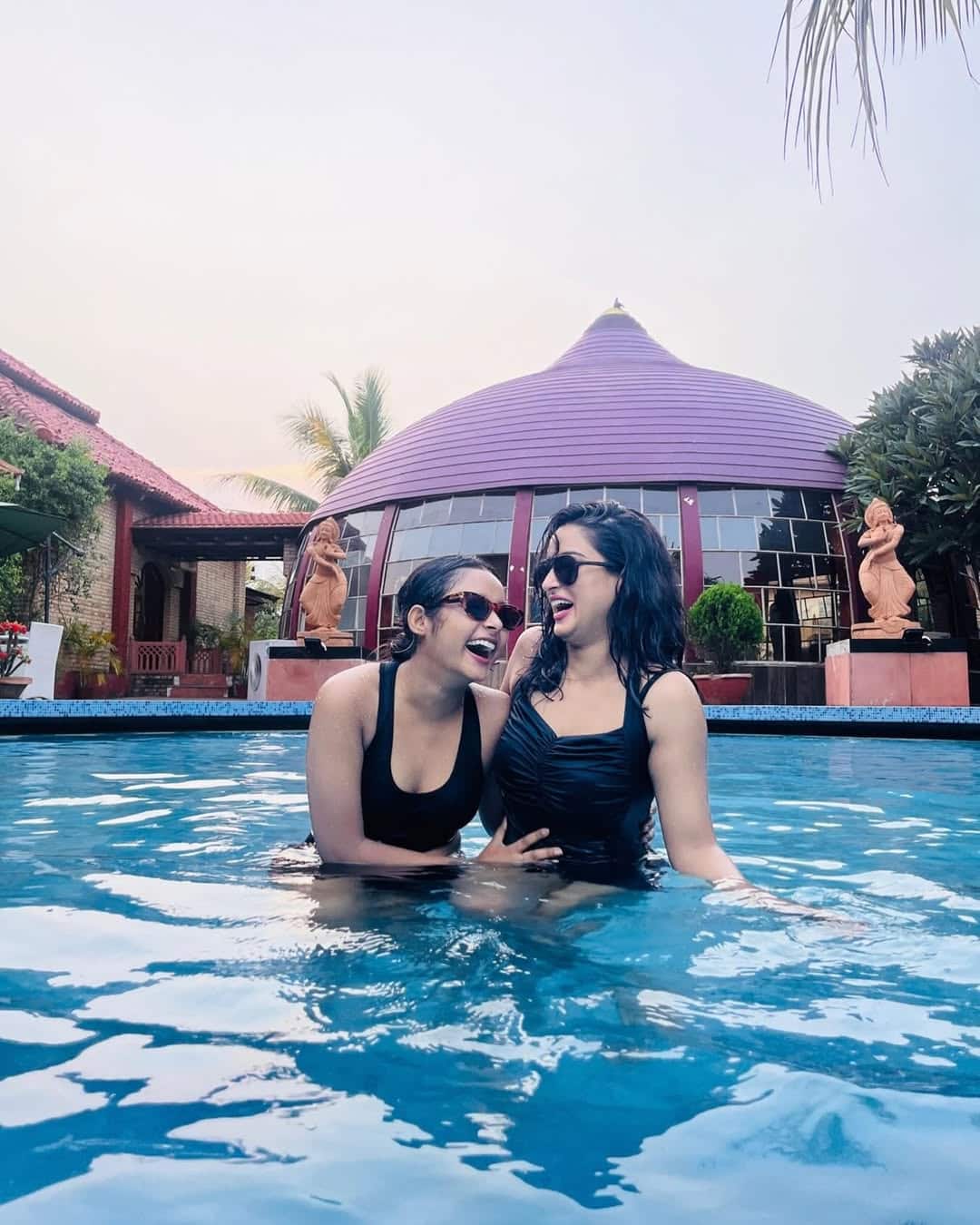 দুই বোন দেবপ্রিয়া ও দেবাদৃতা