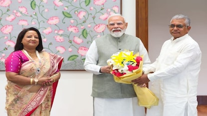 প্রধানমন্ত্রী নরেন্দ্র মোদির সঙ্গে সাক্ষাৎ সস্ত্রীক দিলীপ ঘোষের (নিজস্ব ছবি) প্রধানমন্ত্রী নরেন্দ্র মোদির সঙ্গে সাক্ষাৎ সস্ত্রীক দিলীপ ঘোষের (নিজস্ব ছবি)