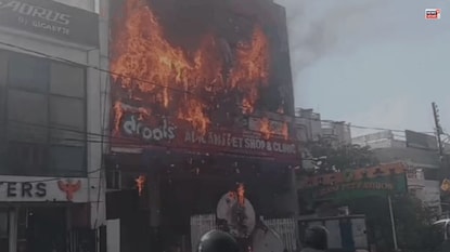 লখনউয়ে ভয়াবহ অগ্নিকাণ্ড লখনউয়ে ভয়াবহ অগ্নিকাণ্ড