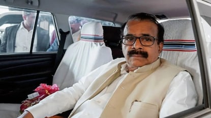 কেন্দ্রীয় মন্ত্রীর পদ থেকে সরে দাঁড়ালেন বিজেপি নেতা জর্জ কুরিয়ান (Photo Courtesy: ANI) কেন্দ্রীয় মন্ত্রীর পদ থেকে সরে দাঁড়ালেন বিজেপি নেতা জর্জ কুরিয়ান (Photo Courtesy: ANI)