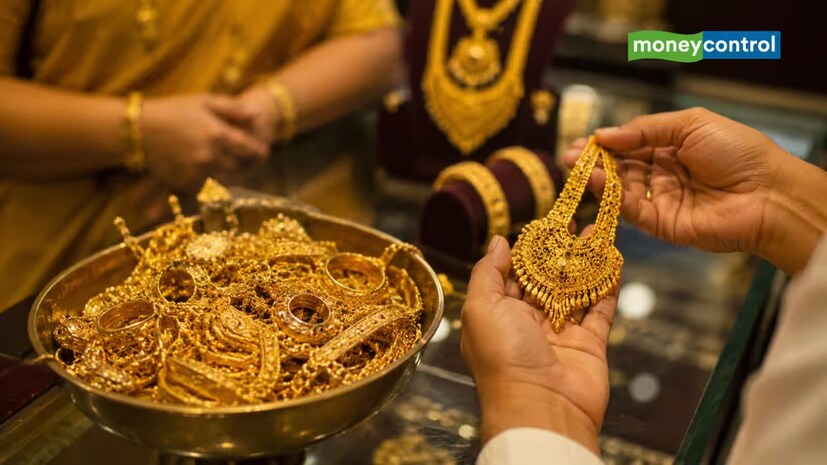এখন কি সোনা কেনার সঠিক সময়?

সোনার দামে বড় ধরনের সংশোধনের পর অনেক বিনিয়োগকারী এখন ভাবছেন, এই সময় কি কেনা উচিত?

 ড. চৈনানির মতে, এর উত্তর নির্ভর করবে মূলত মার্কিন অর্থনীতির আগামী তথ্যগুলির উপর।

 যদি শ্রমবাজার দুর্বল হয় অথবা মূল্যস্ফীতি কমতে শুরু করে, তাহলে আন্তর্জাতিক বাজারে সোনার দাম আবার ৪,১০০ থেকে ৪,১৫০ ডলার পর্যন্ত উঠতে পারে। তবে যদি কর্মসংস্থানের তথ্য শক্তিশালী থাকে, তাহলে দাম আবার ৪,০০০ ডলারের গুরুত্বপূর্ণ সাপোর্ট লেভেল পরীক্ষা করতে পারে।

তিনি আরও জানান, বর্তমানে COMEX Gold-এর শক্তিশালী সাপোর্ট ৩,৯৫০ থেকে ৪,০০০ ডলারের মধ্যে রয়েছে। এই স্তরের নিচে দাম নেমে গেলে তা ৩,৬০০ ডলার পর্যন্ত নেমে যাওয়ার সম্ভাবনা তৈরি হতে পারে। অন্যদিকে, ৪,২৫০ ডলারের কাছে বড় রেজিস্ট্যান্স রয়েছে।