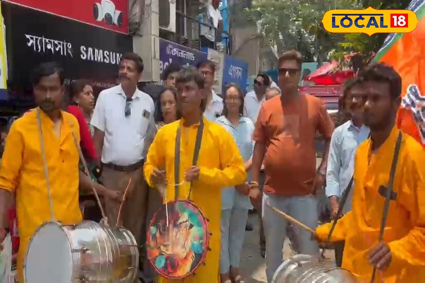 Caption 12 থেকে একসঙ্গে ১০ জন মন্ত্রীর শপথগ্রহণকে ঘিরে শিলিগুড়ি, কোচবিহার, আলিপুরদুয়ার, মালদহ ও উত্তর দিনাজপুর জুড়ে উৎসবের আবহ তৈরি হয়েছে। বিশেষ করে শঙ্কর ঘোষ ও আনন্দময় বর্মনের মন্ত্রিত্ব পাওয়ায় শিলিগুড়িতে আনন্দ মিছিল, মিষ্টিমুখ এবং ঢাক-ঢোলের মধ্য দিয়ে উদযাপন করতে দেখা যায় বিজেপি কর্মী-সমর্থকদের। রাজনৈতিক মহলের মতে, এই বাড়তি প্রতিনিধিত্ব উত্তরবঙ্গের উন্নয়ন ও প্রশাসনিক গুরুত্ব বৃদ্ধিতে নতুন দিশা দেখাতে পারে। ছবি ও তথ্য : ঋত্বিক ভট্টাচার্য Caption 12 থেকে একসঙ্গে ১০ জন মন্ত্রীর শপথগ্রহণকে ঘিরে শিলিগুড়ি, কোচবিহার, আলিপুরদুয়ার, মালদহ ও উত্তর দিনাজপুর জুড়ে উৎসবের আবহ তৈরি হয়েছে। বিশেষ করে শঙ্কর ঘোষ ও আনন্দময় বর্মনের মন্ত্রিত্ব পাওয়ায় শিলিগুড়িতে আনন্দ মিছিল, মিষ্টিমুখ এবং ঢাক-ঢোলের মধ্য দিয়ে উদযাপন করতে দেখা যায় বিজেপি কর্মী-সমর্থকদের। রাজনৈতিক মহলের মতে, এই বাড়তি প্রতিনিধিত্ব উত্তরবঙ্গের উন্নয়ন ও প্রশাসনিক গুরুত্ব বৃদ্ধিতে নতুন দিশা দেখাতে পারে। ছবি ও তথ্য : ঋত্বিক ভট্টাচার্য