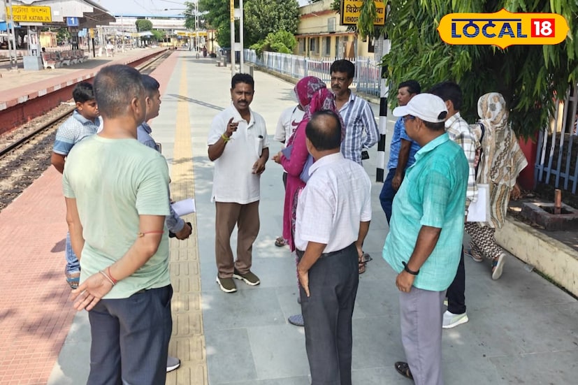 ক্যাপশন ১: কাটোয়া শহরের অন্যতম প্রধান সমস্যা রেলগেটের যানজট। বছরের পর বছর ধরে এই সমস্যার কারণে চরম দুর্ভোগ পোহাতে হচ্ছে সাধারণ মানুষকে। সেই দীর্ঘদিনের সমস্যার স্থায়ী সমাধানের লক্ষ্যে সোমবার রেল কর্তৃপক্ষের সঙ্গে গুরুত্বপূর্ণ বৈঠক করেন কাটোয়ার বিজেপি বিধায়ক কৃষ্ণ ঘোষ। বৈঠকের পর রেলওয়ের অ্যাসিস্ট্যান্ট ম্যানেজার এবং অন্যান্য আধিকারিকদের নিয়ে সম্ভাব্য ফ্লাইওভার নির্মাণ এলাকা সরেজমিনে পরিদর্শনও করা হয়। ক্যাপশন ১: কাটোয়া শহরের অন্যতম প্রধান সমস্যা রেলগেটের যানজট। বছরের পর বছর ধরে এই সমস্যার কারণে চরম দুর্ভোগ পোহাতে হচ্ছে সাধারণ মানুষকে। সেই দীর্ঘদিনের সমস্যার স্থায়ী সমাধানের লক্ষ্যে সোমবার রেল কর্তৃপক্ষের সঙ্গে গুরুত্বপূর্ণ বৈঠক করেন কাটোয়ার বিজেপি বিধায়ক কৃষ্ণ ঘোষ। বৈঠকের পর রেলওয়ের অ্যাসিস্ট্যান্ট ম্যানেজার এবং অন্যান্য আধিকারিকদের নিয়ে সম্ভাব্য ফ্লাইওভার নির্মাণ এলাকা সরেজমিনে পরিদর্শনও করা হয়।