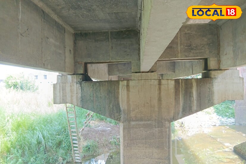 স্থানীয় বাসিন্দাদের অভিযোগ, বহু বছর ধরেই সেতুর অবস্থা খারাপ হতে শুরু করেছিল। কিন্তু সময়মতো সংস্কারের উদ্যোগ নেওয়া হলে আজ এই পরিস্থিতি তৈরি হতো না। বাসিন্দা সামসুল হক ও শেখ সাইদুল আলম বলেন, মাত্র ২৫ বছরের মধ্যেই একটি গুরুত্বপূর্ণ সেতুর এমন বেহাল দশা অত্যন্ত উদ্বেগজনক। তাঁদের দাবি, সেতুর পিলারের কাছে ভাঙন ধরার ফলে কাঠামোগত ভারসাম্য নষ্ট হয়েছে এবং যেকোনও সময় বড় ধরনের দুর্ঘটনা ঘটতে পারে। তাঁরা দ্রুত সংস্কার কাজ শুরুর দাবি জানিয়েছেন। নিগন চটির বাসিন্দা অমর সাহার কথায়, এই সেতু ক্ষতিগ্রস্ত হলে কাটোয়া ও বর্ধমানের মধ্যে যোগাযোগ ব্যবস্থা মারাত্মকভাবে ব্যাহত হবে। স্থানীয় বাসিন্দাদের অভিযোগ, বহু বছর ধরেই সেতুর অবস্থা খারাপ হতে শুরু করেছিল। কিন্তু সময়মতো সংস্কারের উদ্যোগ নেওয়া হলে আজ এই পরিস্থিতি তৈরি হতো না। বাসিন্দা সামসুল হক ও শেখ সাইদুল আলম বলেন, মাত্র ২৫ বছরের মধ্যেই একটি গুরুত্বপূর্ণ সেতুর এমন বেহাল দশা অত্যন্ত উদ্বেগজনক। তাঁদের দাবি, সেতুর পিলারের কাছে ভাঙন ধরার ফলে কাঠামোগত ভারসাম্য নষ্ট হয়েছে এবং যেকোনও সময় বড় ধরনের দুর্ঘটনা ঘটতে পারে। তাঁরা দ্রুত সংস্কার কাজ শুরুর দাবি জানিয়েছেন। নিগন চটির বাসিন্দা অমর সাহার কথায়, এই সেতু ক্ষতিগ্রস্ত হলে কাটোয়া ও বর্ধমানের মধ্যে যোগাযোগ ব্যবস্থা মারাত্মকভাবে ব্যাহত হবে।