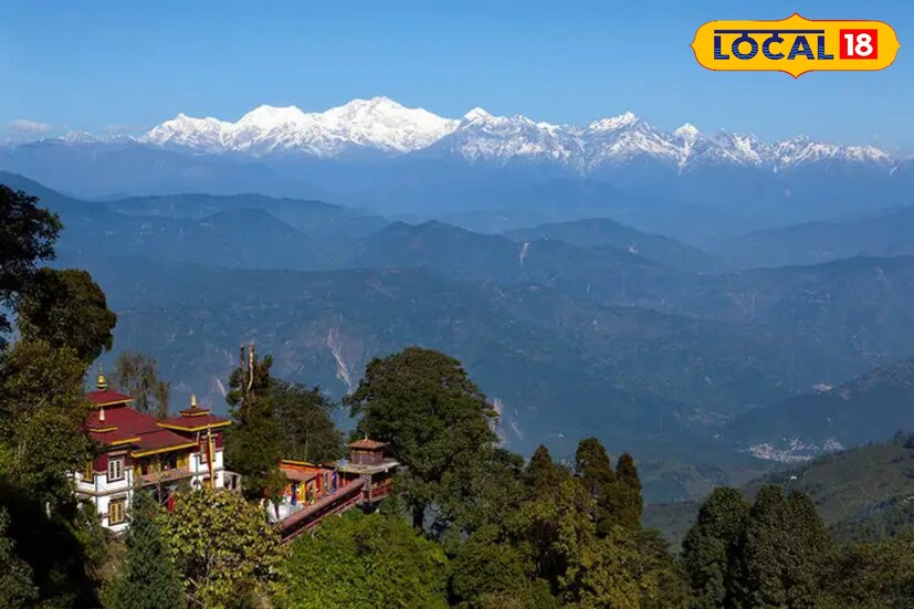 ট্যুর অপারেটরদের বক্তব্য, পাহাড়ে আসার আগে অন্তত এক থেকে দুই সপ্তাহ আগে হোটেল বুকিং করে রাখা এখন প্রায় বাধ্যতামূলক। তাঁদের মতে, দার্জিলিংয়ে সাধারণ বাজেটের হোটেলে প্রতিরাত ১,৫০০ থেকে ৩,৫০০ টাকার মধ্যে থাকার ব্যবস্থা পাওয়া যায়। মাঝারি মানের হোটেলের জন্য ৩,৫০০ থেকে ৬,০০০ টাকা এবং ভাল ভিউ বা প্রিমিয়াম হোটেলের ক্ষেত্রে তার চেয়েও বেশি খরচ হতে পারে। অনলাইনে বুকিংয়ের পাশাপাশি বিশ্বস্ত ট্রাভেল এজেন্সি বা ট্যুর অপারেটরের সাহায্য নিলে শেষ মুহূর্তের ঝামেলা অনেকটাই এড়ানো সম্ভব। ট্যুর অপারেটরদের বক্তব্য, পাহাড়ে আসার আগে অন্তত এক থেকে দুই সপ্তাহ আগে হোটেল বুকিং করে রাখা এখন প্রায় বাধ্যতামূলক। তাঁদের মতে, দার্জিলিংয়ে সাধারণ বাজেটের হোটেলে প্রতিরাত ১,৫০০ থেকে ৩,৫০০ টাকার মধ্যে থাকার ব্যবস্থা পাওয়া যায়। মাঝারি মানের হোটেলের জন্য ৩,৫০০ থেকে ৬,০০০ টাকা এবং ভাল ভিউ বা প্রিমিয়াম হোটেলের ক্ষেত্রে তার চেয়েও বেশি খরচ হতে পারে। অনলাইনে বুকিংয়ের পাশাপাশি বিশ্বস্ত ট্রাভেল এজেন্সি বা ট্যুর অপারেটরের সাহায্য নিলে শেষ মুহূর্তের ঝামেলা অনেকটাই এড়ানো সম্ভব।