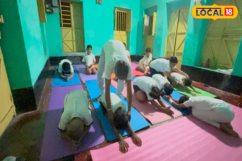 অনুষ্ঠানের অন্যতম উদ্যোক্তা কুণাল চন্দ্র ঘোষ জানান, তাঁরা প্রতিদিন বিশেষভাবে সক্ষম শিশুদের নিয়ে বিভিন্ন ধরনের পুনর্বাসনমূলক ও বিকাশমূলক কাজ করে থাকেন। আন্তর্জাতিক যোগ দিবস উপলক্ষে তাঁরা চেয়েছিলেন এই শিশুদেরও সেই উদযাপনের অংশীদার করতে। তাঁর কথায়, যোগব্যায়াম শুধুমাত্র শরীরচর্চা নয়, এটি মানসিক স্থিরতা, আত্মনিয়ন্ত্রণ এবং আত্মবিশ্বাস গড়ে তোলারও একটি গুরুত্বপূর্ণ মাধ্যম। তাই এই বিশেষ দিনটিকে স্মরণীয় করে তুলতে শিশুদের নিয়ে যোগাভ্যাসের আয়োজন করা হয়। তিনি বলেন, 'ওদের মধ্যেও যে প্রতিভা, উদ্যম এবং শেখার আগ্রহ রয়েছে, তা সকলের সামনে তুলে ধরাই ছিল আমাদের মূল লক্ষ্য।' অনুষ্ঠানের অন্যতম উদ্যোক্তা কুণাল চন্দ্র ঘোষ জানান, তাঁরা প্রতিদিন বিশেষভাবে সক্ষম শিশুদের নিয়ে বিভিন্ন ধরনের পুনর্বাসনমূলক ও বিকাশমূলক কাজ করে থাকেন। আন্তর্জাতিক যোগ দিবস উপলক্ষে তাঁরা চেয়েছিলেন এই শিশুদেরও সেই উদযাপনের অংশীদার করতে। তাঁর কথায়, যোগব্যায়াম শুধুমাত্র শরীরচর্চা নয়, এটি মানসিক স্থিরতা, আত্মনিয়ন্ত্রণ এবং আত্মবিশ্বাস গড়ে তোলারও একটি গুরুত্বপূর্ণ মাধ্যম। তাই এই বিশেষ দিনটিকে স্মরণীয় করে তুলতে শিশুদের নিয়ে যোগাভ্যাসের আয়োজন করা হয়। তিনি বলেন, 'ওদের মধ্যেও যে প্রতিভা, উদ্যম এবং শেখার আগ্রহ রয়েছে, তা সকলের সামনে তুলে ধরাই ছিল আমাদের মূল লক্ষ্য।'