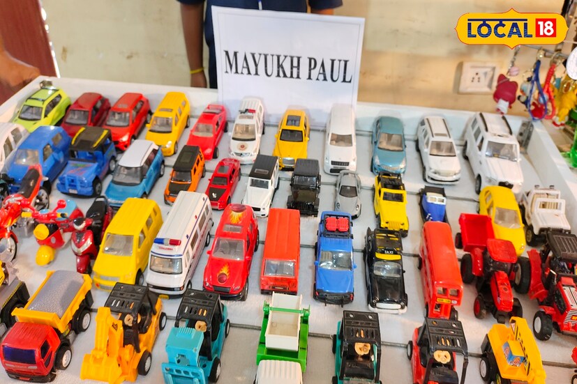 Malda News: ৫০০০ খেলনা গাড়ি, ১২ হাজার চাবির রিং, শখের মেলায় তাক লাগাল মালদহের ৮ বছরের খুদে, দেখুন ছবিতে