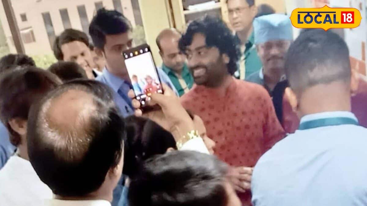 Arijit Singh: অরিজিৎ সিং কি গুরুতর অসুস্থ?  জিয়াগঞ্জ ছেড়ে বহরমপুরে চিকিৎসকের চেম্বারে গায়ককে দেখেই উদ্বিগ্ন ভক্তরা