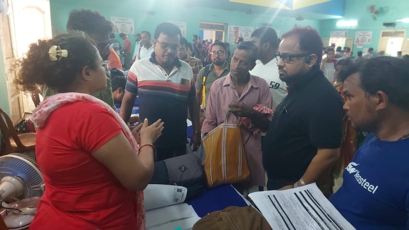 বুধবার নয়, আগামিকাল বৃহস্পতিবার পর্যন্ত চলবে এই শিবির (Janakalyan Shibir)। মুখ্যমন্ত্রী হিসাবে প্রথমবার ফলতায় জনকল্যাণ শিবিরে এসে সময় বাড়ানোর কথা ঘোষণা করেন মুখ্যমন্ত্রী শুভেন্দু অধিকারী (CM Suvendu Adhikari)। মুখ্যমন্ত্রী জানিয়েছেন, আয়ুষ্মান ভারত, অন্নপূর্ণা যোজনা, সূর্য ঘর যোজনার পাশাপাশি ৫৪টি প্রকল্পের আবেদন চলছে। তিনি বলেন, ''সরকার পরিষেবা দিতে বদ্ধপরিকর। আপনারা আবেদন করুন। বিন্দুমাত্র বিচলিত হবেন না। যোগ প্রাপকরা সাহায্য পাবেন।'' বুধবার নয়, আগামিকাল বৃহস্পতিবার পর্যন্ত চলবে এই শিবির (Janakalyan Shibir)। মুখ্যমন্ত্রী হিসাবে প্রথমবার ফলতায় জনকল্যাণ শিবিরে এসে সময় বাড়ানোর কথা ঘোষণা করেন মুখ্যমন্ত্রী শুভেন্দু অধিকারী (CM Suvendu Adhikari)। মুখ্যমন্ত্রী জানিয়েছেন, আয়ুষ্মান ভারত, অন্নপূর্ণা যোজনা, সূর্য ঘর যোজনার পাশাপাশি ৫৪টি প্রকল্পের আবেদন চলছে। তিনি বলেন, ''সরকার পরিষেবা দিতে বদ্ধপরিকর। আপনারা আবেদন করুন। বিন্দুমাত্র বিচলিত হবেন না। যোগ প্রাপকরা সাহায্য পাবেন।''