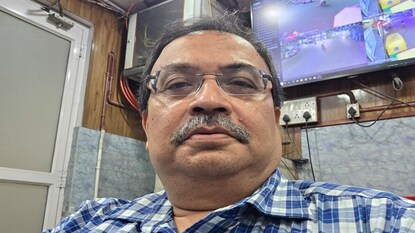 কুণাল ঘোষের মাথায় পচা ডিম ছোড়া হল কালীঘাটের রাস্তায়