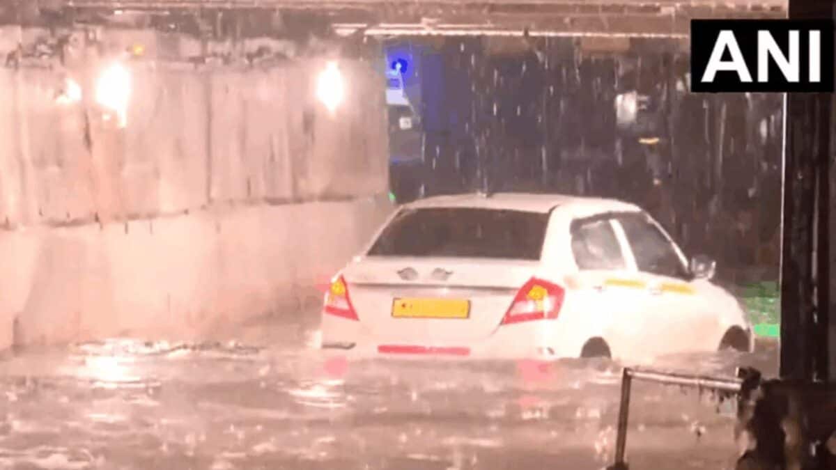 Mumbai Heavy Rain: অতিবৃষ্টিতে বিপর্যস্ত মুম্বই, লাল সতর্কতা জারি; বন্ধ ট্রান্স হারবার রেল পরিষেবা