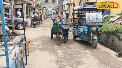 বর্জ্য সংগ্রহ করছেন সাফাই কর্মীরা বর্জ্য সংগ্রহ করছেন সাফাই কর্মীরা