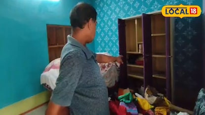 ফরাক্কায় চুরির ঘটনার পর ঘরের ভিতর পড়ে থাকা ফাঁকা আলমারি এবং ছড়িয়ে ছিটিয়ে থাকা জিনিসপত্র ফরাক্কায় চুরির ঘটনার পর ঘরের ভিতর পড়ে থাকা ফাঁকা আলমারি এবং ছড়িয়ে ছিটিয়ে থাকা জিনিসপত্র