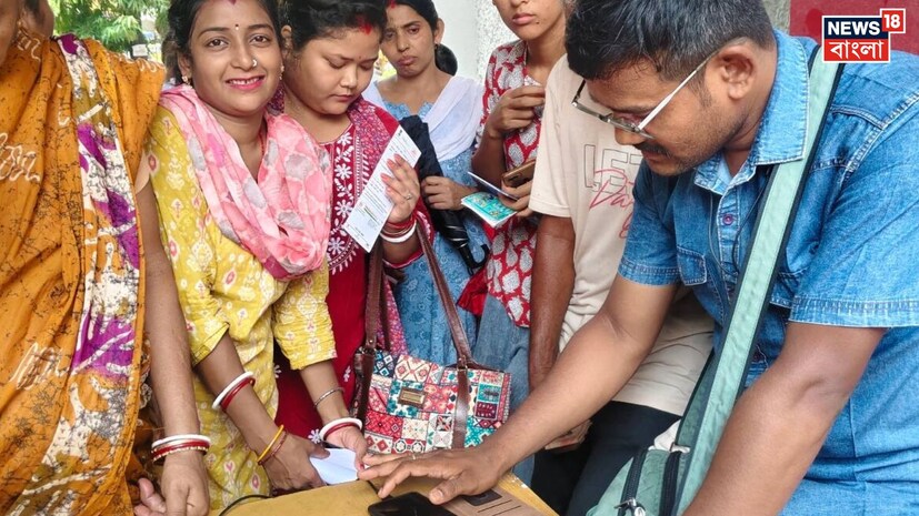 *'অন্নপূর্ণা যোজনা'র টাকা ৩ জুন অনেকের অ্যাকাউন্টেই ক্রেডিট হয়েছে। কিন্তু অনেকেই এখনও ৩০০০ বা ১৫০০, কোনও টাকাই পাননি। যারা এখনও পর্যন্ত নতুন ফর্ম ফিলআপ করে উঠতে পারেননি, তাঁদের ক্ষেত্রে কত টাকা পাবেন, তা নিয়ে রয়েছে অনেক সংশয়। অনেকেই অনুমান থেকে বলছেন, নতুন ফর্ম জমা না দেওয়া হলে, তারা হয়তো আর টাকা পাবেন না। কিন্তু অনেকেই কিন্তু ৩০০০ টাকা পেয়ে গিয়েছে অ্যাকাউন্টে, সেক্ষেত্রে তাঁরা বলছেন মে এবং জুন মাসের মোট ৩০০০ টাকা ঢুকেছে অ্যাকাউন্টে। ফলে আপনার ব্যাঙ্কে ক্রেডিট না হওয়া পর্যন্ত চিন্তা হচ্ছে? তাহলে দেরী না করে স্ট্যাটাস দেখে নিন এখনই...   