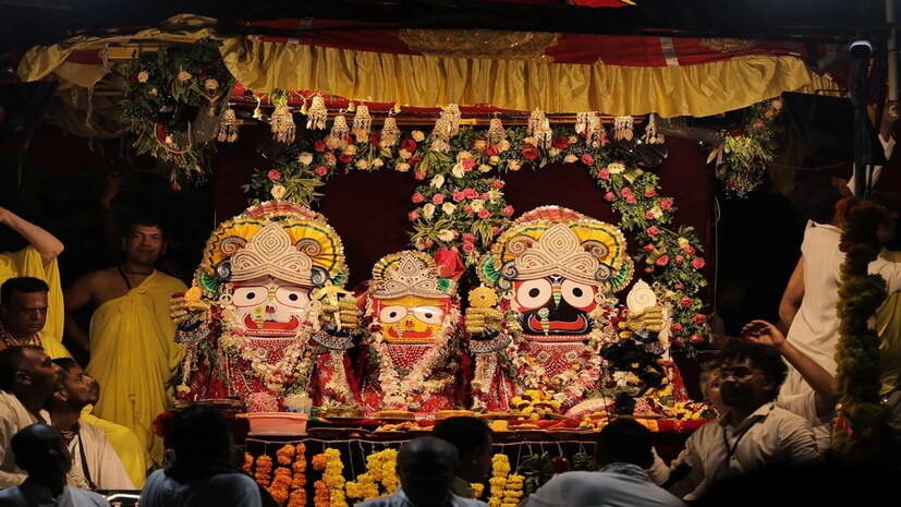 তদন্তে আরও জানা গেছে, কিছু ভুয়ো ওয়েবসাইট VIP দর্শন, প্রিমিয়াম থাকার ব্যবস্থা এবং বিশেষ রথযাত্রা প্যাকেজ অত্যন্ত কম দামে দেওয়ার দাবি করছে। এই ধরনের অফারে বিশ্বাস না করে, কোনও টাকা পাঠানোর আগে সংশ্লিষ্ট ওয়েবসাইটের সত্যতা ভালোভাবে যাচাই করার পরামর্শ দিয়েছে প্রশাসন।ক্রাইম ব্রাঞ্চের সাইবার টিম সুনা বেশ (Suna Besha) উৎসব পর্যন্ত পুরীতেই মোতায়েন থাকবে। তাদের মূল লক্ষ্য থাকবে অনলাইন প্রতারণা নজরদারি করা, নতুন ভুয়ো ওয়েবসাইট শনাক্ত করা এবং রথযাত্রায় আসা ভক্তদের নিরাপদ রাখার ব্যবস্থা করা।

(Report: Navesh Mohanty, Senior Special Correspondent, News18 Odia)