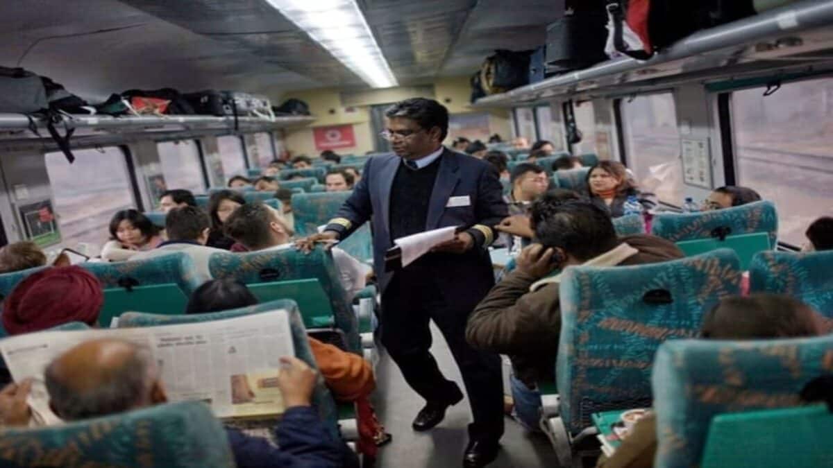 Indian Railways Fine: আর ২৫০ টাকা নয়, বিনা টিকিটে ট্রেনে উঠলে এবার থেকে ন্যূনতম জরিমানা কত? বড় সিদ্ধান্ত নিল রেল