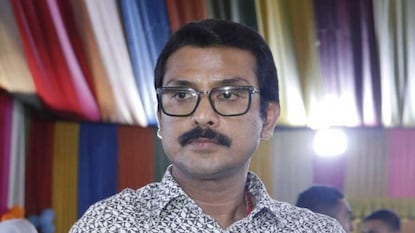স্বরূপ বিশ্বাসের বিরুদ্ধে তোলাবাজি, শ্লীলতাহানি, খুনের চেষ্টারও অভিযোগ স্বরূপ বিশ্বাসের বিরুদ্ধে তোলাবাজি, শ্লীলতাহানি, খুনের চেষ্টারও অভিযোগ