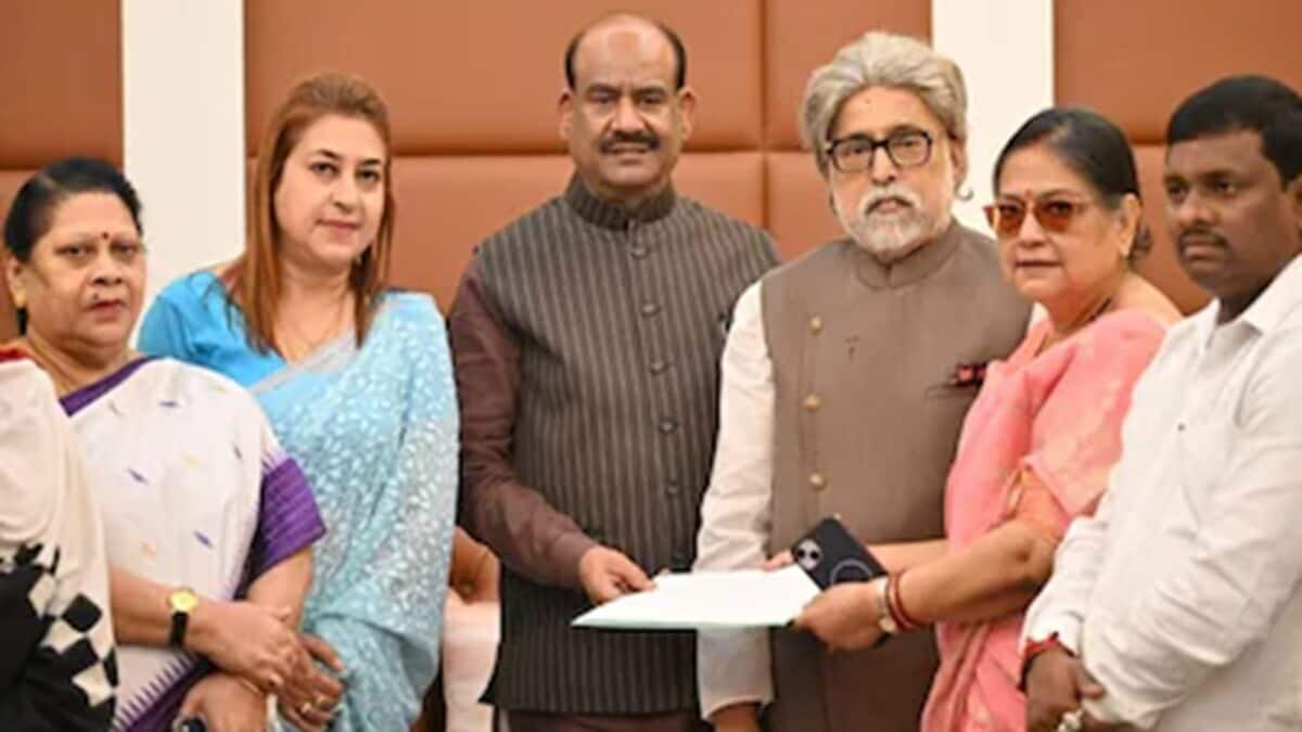 Rebel TMC MP Meeting: বিশ্বাসঘাতক তকমা সাঁটছে তৃণমূল, পাল্টা কী কৌশল? অভিষেক- ওম বিড়লা সাক্ষাতের আগে বৈঠকে বিদ্রোহীরা