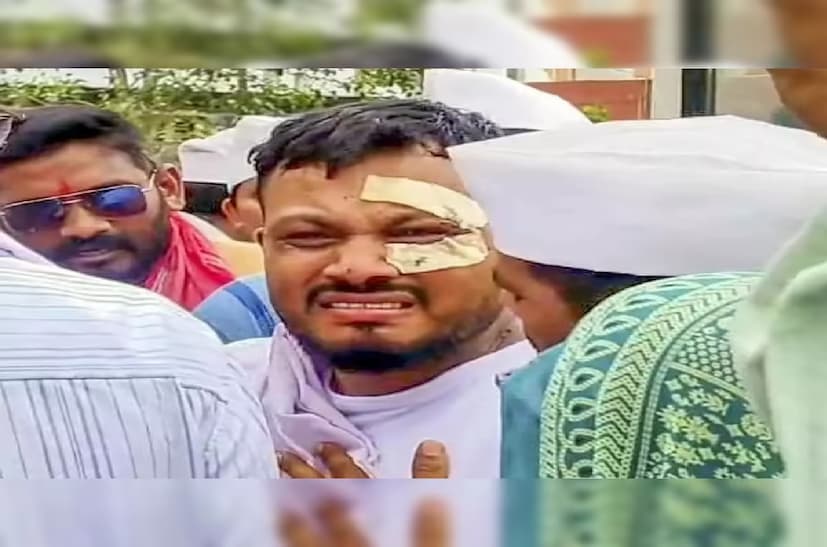 ২০২৫ সালের ১২ জুন আহমেদাবাদ থেকে লন্ডনগামী এয়ার ইন্ডিয়ার বোয়িং ৭৮৭ ড্রিমলাইনার বিমানটি উড্ডয়নের কিছুক্ষণের মধ্যেই দুর্ঘটনার কবলে পড়ে। সেই দুর্ঘটনায় ২৬০ জনের মৃত্যু হয়। একমাত্র জীবিত উদ্ধার হন বিশ্বাশ কুমার রমেশ। দুর্ঘটনায় তাঁর ভাই অজয় রমেশও প্রাণ হারান। বিশ্বাশের কথায়, ''এই প্রশ্নগুলো শুধু আমার মনে নয়, দুর্ঘটনায় ক্ষতিগ্রস্ত প্রতিটি পরিবারের মনেও রয়েছে। সবচেয়ে বেশি প্রয়োজন সততা, স্বচ্ছতা এবং সঠিক উত্তর। যা ঘটেছে তা আর বদলানো সম্ভব নয়, কিন্তু পরিবারগুলোর সত্য জানার অধিকার রয়েছে।'' ২০২৫ সালের ১২ জুন আহমেদাবাদ থেকে লন্ডনগামী এয়ার ইন্ডিয়ার বোয়িং ৭৮৭ ড্রিমলাইনার বিমানটি উড্ডয়নের কিছুক্ষণের মধ্যেই দুর্ঘটনার কবলে পড়ে। সেই দুর্ঘটনায় ২৬০ জনের মৃত্যু হয়। একমাত্র জীবিত উদ্ধার হন বিশ্বাশ কুমার রমেশ। দুর্ঘটনায় তাঁর ভাই অজয় রমেশও প্রাণ হারান। বিশ্বাশের কথায়, ''এই প্রশ্নগুলো শুধু আমার মনে নয়, দুর্ঘটনায় ক্ষতিগ্রস্ত প্রতিটি পরিবারের মনেও রয়েছে। সবচেয়ে বেশি প্রয়োজন সততা, স্বচ্ছতা এবং সঠিক উত্তর। যা ঘটেছে তা আর বদলানো সম্ভব নয়, কিন্তু পরিবারগুলোর সত্য জানার অধিকার রয়েছে।''