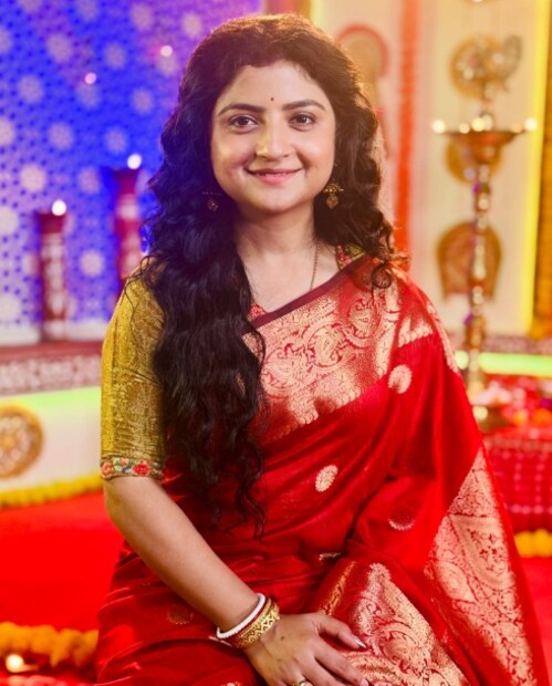 অদিতি খুব সাধারণ ঘরের মেয়ে৷ তাঁর পরিবারের কেউ গানের সঙ্গে যুক্ত ছিলেন না ঠিকই, কিন্তু গানের পরিবেশ ছিল বাড়িতে৷ বাবা-মা, দু’জনেই খুব গান শুনতে ভালবাসতেন৷ ফলে বাড়িতে সেভাবে সঙ্গীতচর্চা ছিলই৷ রবীন্দ্র সঙ্গীত থেকে নজরুলগীতি, অতুলপ্রসাদ, ডি এল রায়, সকলের গান শুনে বড় হয়েছেন গায়িকা৷ 