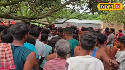ঘটনার পর এলাকায় ভিড় করেছেন স্থানীয় মানুষজন ঘটনার পর এলাকায় ভিড় করেছেন স্থানীয় মানুষজন