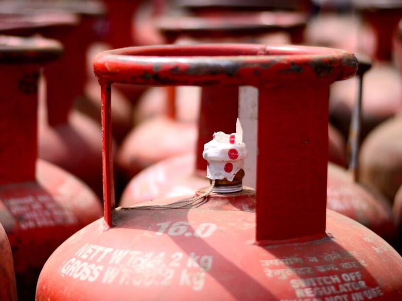LPG সিলিন্ডারের এক্সপায়ারি ডেট কোথায় লেখা থাকে?গ্যাস সিলিন্ডারের উপরের অংশে, হ্যান্ডেলের কাছাকাছি একটি ধাতব প্লেটে কিছু কোড লেখা থাকে। সাধারণত সেখানে A, B, C অথবা D অক্ষরের সঙ্গে দুই সংখ্যার একটি বছর উল্লেখ থাকে। যেমন— B-27, D-26 ইত্যাদি।