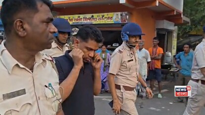 কান ধরিয়ে, কোমরে দড়ি বেঁধে ঘোরানো হল জাহাঙ্গীর খানকে! কান ধরিয়ে, কোমরে দড়ি বেঁধে ঘোরানো হল জাহাঙ্গীর খানকে!