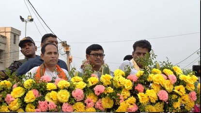 পুষ্পবৃষ্টি, আতসবাজি, ডঙ্কা বাজিয়ে স্বাগত পুষ্পবৃষ্টি, আতসবাজি, ডঙ্কা বাজিয়ে স্বাগত