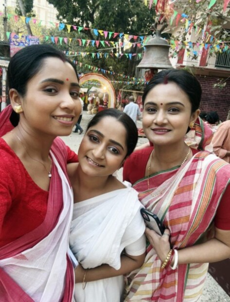  সোশ্যাল মিডিয়ায় যে মেয়েটিকে সবসময় হইহুলোড় করতে দেখা যায়, হাসি মুখে থাকে, তাহলে তাঁর কী হল? কেন অভিমান করে ৫টা ঘুমের ওষুধ খেয়ে নিয়েছিলেন তিনি? মৌলি জানান যে কোনও একটি নির্দিষ্ট কিছু নয়, তাঁর জীবনে এই মুহূর্তে সবই খারাপ হচ্ছে৷ কারণ এখন তাঁর হাতে সেভাবে কাজ নেই, আগের মতো রোজগার নেই, পাশে নেই কোনও কাছের মানুষ৷ ফলে সবদিক থেকে হতাশা ঘিরে ধরেছিল মৌলিকে৷