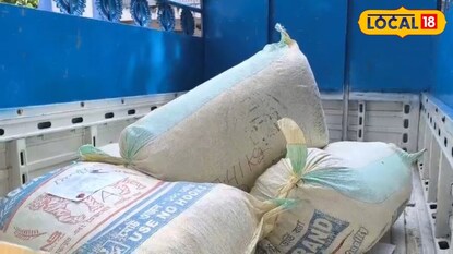 তল্লাশির সময় ধানের বস্তার আড়াল থেকে উদ্ধার হওয়া মাদক