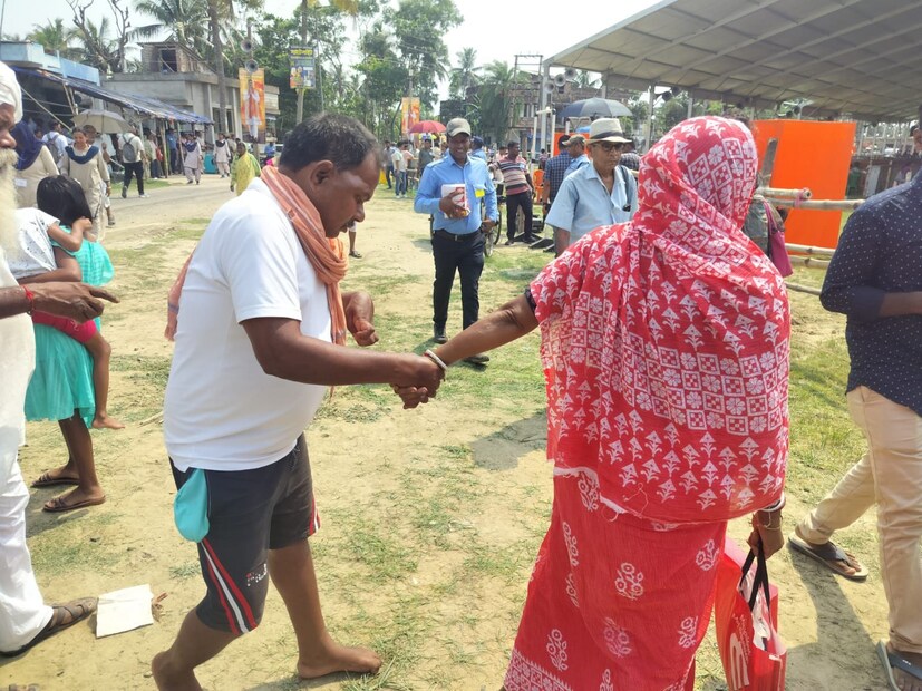 ৩) জনধন অ্যাকাউন্ট, আয়ুষ্মান ভারত, পিএম কিষান, পিএম সূর্য ঘর, পিএম আবাস যোজনা, কন্যাশ্রী, তপশিলি বন্ধু, শ্রমিক কল্যাণ প্রকল্প-সহ একাধিক পরিষেবার আবেদনের খুঁটিনাটি জানানো হবে এই জনকল্যাণ শিবিরে।৪) কেন্দ্র রাজ্যের প্রকল্পগুলি নিয়ে সাধারণের অভাব-অভিযোগ শোনা হবে। ৩) জনধন অ্যাকাউন্ট, আয়ুষ্মান ভারত, পিএম কিষান, পিএম সূর্য ঘর, পিএম আবাস যোজনা, কন্যাশ্রী, তপশিলি বন্ধু, শ্রমিক কল্যাণ প্রকল্প-সহ একাধিক পরিষেবার আবেদনের খুঁটিনাটি জানানো হবে এই জনকল্যাণ শিবিরে।৪) কেন্দ্র রাজ্যের প্রকল্পগুলি নিয়ে সাধারণের অভাব-অভিযোগ শোনা হবে।