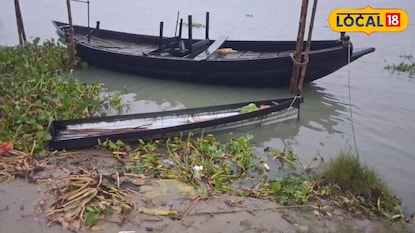 ভাগীরথী নদী তীরে ছোট নৌকা বা ডিঙ্গি ভাগীরথী নদী তীরে ছোট নৌকা বা ডিঙ্গি