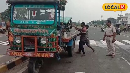 নদিয়ার শান্তিপুরে ১২ নম্বর জাতীয় সড়কে দুর্ঘটনাগ্রস্ত টোটো তুলে নিয়ে যাচ্ছে পুলিশ নদিয়ার শান্তিপুরে ১২ নম্বর জাতীয় সড়কে দুর্ঘটনাগ্রস্ত টোটো তুলে নিয়ে যাচ্ছে পুলিশ