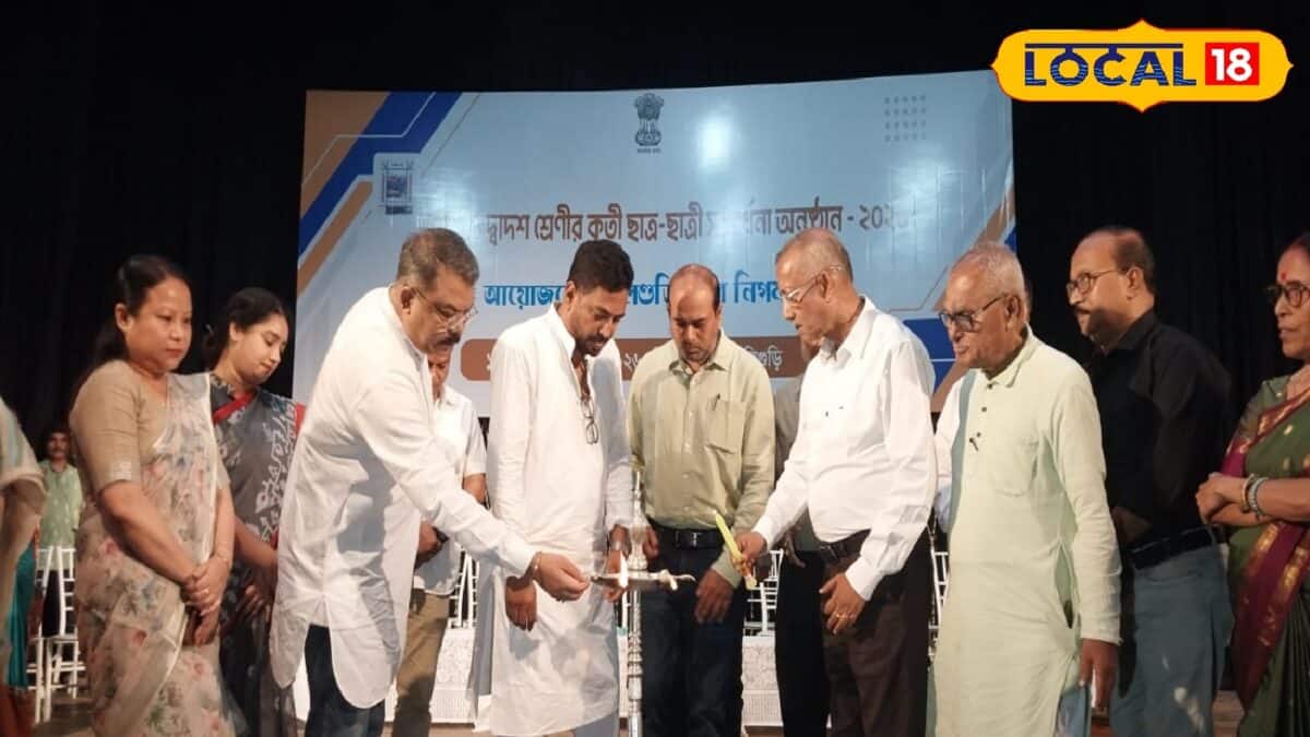 Siliguri News: মিলেমিশে গেল রাজনৈতিক মতভেদ, একই মঞ্চে পাশাপাশি গৌতম দেব-শংকর ঘোষ! পড়ুয়াদের সাফল্যে গর্বিত সকলে
