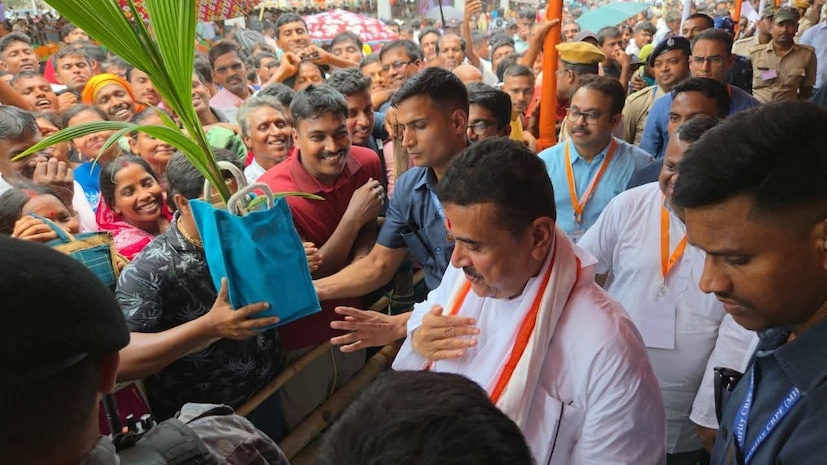 প্রসঙ্গত, এদিন জনকল্যাণ শিবির নিয়ে মানুষের রাজ্য ব্যাপী আগ্রহের প্রসঙ্গ তুলে মুখ্যমন্ত্রী জানিয়েছেন, চারদিনের শিবির থেকে ভিসিটর্স রেজিস্ট্রার হয়েছে মোট ৫৮ লক্ষ, ১৭ হাজার ১৯ জন। বিভিন্ন রাজ্য সরকারি ও কেন্দ্রীয় সরকারি প্রকল্প সম্পর্কে অনুসন্ধান করেছেন ৭০ লক্ষ ৮১ হাজার ১৭৭ জন। অন্নপূর্ণা, আয়ুষ্মান-সহ মোট চারটে প্রকল্পে মূলত আবেদন জমা দেওয়া, নথি পত্র দেখা, ভেরিফিকেশন ও আনুষাঙ্গিক বিষয়ে খোঁজ-খবর নিয়েছেন বিভিন্ন স্তরের মানুষ। প্রসঙ্গত, এদিন জনকল্যাণ শিবির নিয়ে মানুষের রাজ্য ব্যাপী আগ্রহের প্রসঙ্গ তুলে মুখ্যমন্ত্রী জানিয়েছেন, চারদিনের শিবির থেকে ভিসিটর্স রেজিস্ট্রার হয়েছে মোট ৫৮ লক্ষ, ১৭ হাজার ১৯ জন। বিভিন্ন রাজ্য সরকারি ও কেন্দ্রীয় সরকারি প্রকল্প সম্পর্কে অনুসন্ধান করেছেন ৭০ লক্ষ ৮১ হাজার ১৭৭ জন। অন্নপূর্ণা, আয়ুষ্মান-সহ মোট চারটে প্রকল্পে মূলত আবেদন জমা দেওয়া, নথি পত্র দেখা, ভেরিফিকেশন ও আনুষাঙ্গিক বিষয়ে খোঁজ-খবর নিয়েছেন বিভিন্ন স্তরের মানুষ।