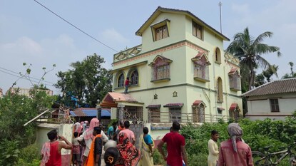 তৃণমূল নেতার প্রাসাদোপম বাড়িতে চড়াও জনতা