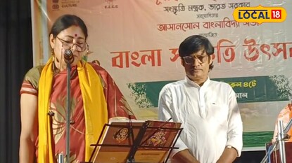 রবীন্দ্র ভবনের মঞ্চে গান পরিবেশন করছেন মন্ত্রী অগ্নিমিত্রা পল