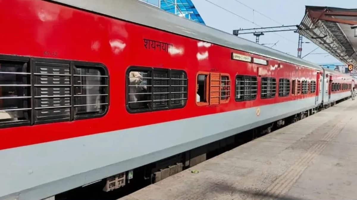 Indian Railways: ট্রেনের কম্বল নিয়ে চুপি চুপি নেমে যাচ্ছেন? জানেন যাত্রীদের চুরি করা কম্বলের দাম কে দেয়? Indian Railways: ট্রেনের কম্বল নিয়ে চুপি চুপি নেমে যাচ্ছেন? জানেন যাত্রীদের চুরি করা কম্বলের দাম কে দেয়?
