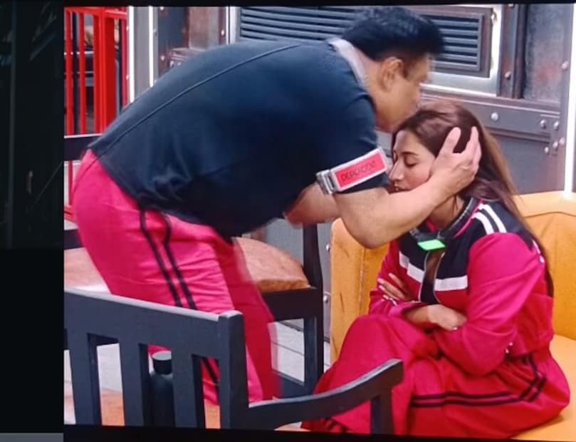 যদি ফারাহ সপ্তাহান্তে এই বিষয়ে তাঁর সঙ্গে কথা বলে, তাহলে সে কোনও দ্বিধা ছাড়াই পুরো সত্যিটা বলে দেবে। সে এটা স্পষ্ট করে দিয়েছে যে, সিনিয়র হওয়ার নামে এখন আর কেউ যা-ই করুক না কেন, তা সহ্য করা হবে না। আমি রামের জন্য তিনটি টাস্ক জিতেছি, কিন্তু সে আমাকে একটুও সমর্থন করেনি, তাই এমন সিনিয়রদের সম্মান করার কোনও মানেই হয় না। তার নিজের ব্যক্তিগত সীমা বোঝা উচিত। যদি রাম এবারও তাকে আবার চুমু খাওয়ার চেষ্টা করে, তাহলে সে তার মুখের উপর সোজা বলে দেবে যে, যদি ফারাহ সপ্তাহান্তে এই বিষয়ে তাঁর সঙ্গে কথা বলে, তাহলে সে কোনও দ্বিধা ছাড়াই পুরো সত্যিটা বলে দেবে। সে এটা স্পষ্ট করে দিয়েছে যে, সিনিয়র হওয়ার নামে এখন আর কেউ যা-ই করুক না কেন, তা সহ্য করা হবে না। আমি রামের জন্য তিনটি টাস্ক জিতেছি, কিন্তু সে আমাকে একটুও সমর্থন করেনি, তাই এমন সিনিয়রদের সম্মান করার কোনও মানেই হয় না। তার নিজের ব্যক্তিগত সীমা বোঝা উচিত। যদি রাম এবারও তাকে আবার চুমু খাওয়ার চেষ্টা করে, তাহলে সে তার মুখের উপর সোজা বলে দেবে যে,