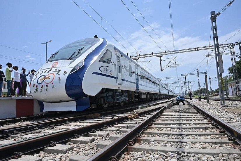 Indian Railway Loco Pilot: বন্দে ভারত চালাতে চান? ট্রেন চালানোর জন্য কী কী যোগ্যতা লাগে? লোকো পাইলটের মাইনে কত জানেন? Indian Railway Loco Pilot: বন্দে ভারত চালাতে চান? ট্রেন চালানোর জন্য কী কী যোগ্যতা লাগে? লোকো পাইলটের মাইনে কত জানেন?