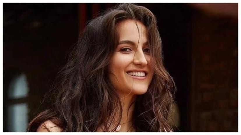এরপর এলি আভরাম 'কিস কিসকো পেয়ার করু', 'নাম শাবানা', 'পোস্টার বয়েজ', 'বাজার', 'মালাং', 'কোই জানে না', 'গুডবাই' এবং 'গণপত'-এর মতো ছবিতে কাজ করেছেন। আমির খানের সঙ্গে তাঁর 'হর ফান মওলা' গানটিও ব্যাপকভাবে আলোচিত হয়েছিল। আজ এলি আভরাম সেইসব শিল্পীদের মধ্যে গণ্য হন, যাঁরা বিদেশ থেকে এসে বলিউডে নিজেদের ছাপ রেখেছেন। এরপর এলি আভরাম 'কিস কিসকো পেয়ার করু', 'নাম শাবানা', 'পোস্টার বয়েজ', 'বাজার', 'মালাং', 'কোই জানে না', 'গুডবাই' এবং 'গণপত'-এর মতো ছবিতে কাজ করেছেন। আমির খানের সঙ্গে তাঁর 'হর ফান মওলা' গানটিও ব্যাপকভাবে আলোচিত হয়েছিল। আজ এলি আভরাম সেইসব শিল্পীদের মধ্যে গণ্য হন, যাঁরা বিদেশ থেকে এসে বলিউডে নিজেদের ছাপ রেখেছেন।