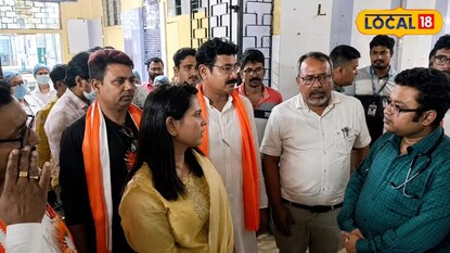 হাসপাতালে পৌঁছেই প্রতিমন্ত্রী সরাসরি রোগী ও তাঁদের আত্মীয়দের সঙ্গে কথা বলেন হাসপাতালে পৌঁছেই প্রতিমন্ত্রী সরাসরি রোগী ও তাঁদের আত্মীয়দের সঙ্গে কথা বলেন
