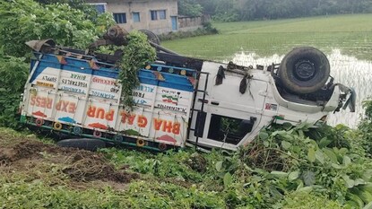 আউসগ্রামে দুর্ঘটনাগ্রস্ত পিক আপ ভ্যান৷ আউসগ্রামে দুর্ঘটনাগ্রস্ত পিক আপ ভ্যান৷