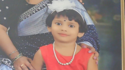 দিদির স্কুলের বাইরে ভ্যানের ধাক্কায় প্রাণ গেল ৫ বছরের শিশুকন্যার দিদির স্কুলের বাইরে ভ্যানের ধাক্কায় প্রাণ গেল ৫ বছরের শিশুকন্যার
