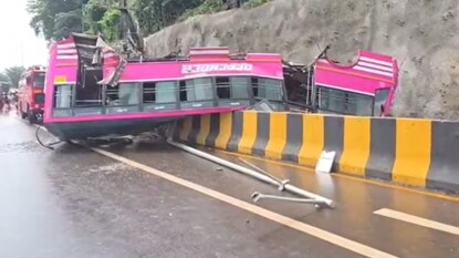 দুর্ঘটনাগ্রস্ত বাস দুর্ঘটনাগ্রস্ত বাস