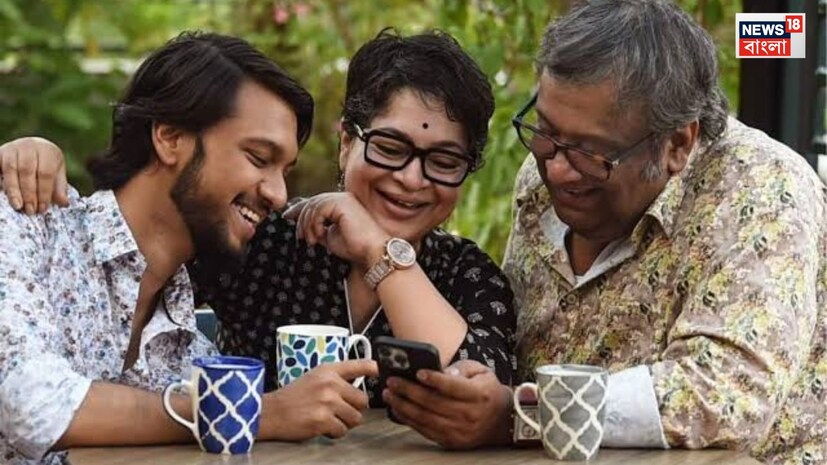 কৌশিক গঙ্গোপাধ্যায় বলেন, ‘তুমি রাজপ্রাসাদে থেকেও গরিব মানুষের গল্প লিখতে পারো, যদি তোমার মনটা মাটিতে থাকে। ইট পাথর দিয়ে কখনও জীবন দর্শন লেখা যায় না। ও এখনও ফুটপাতের জামা কেনে, ঘুরে ঘুরে কিনতে ভালবাসে জামা। ও সব সময় বলে, গড়িয়ার বাড়িতে চলে যাবে। ওর ওখানে একেবারেই মন বসে না।’ কৌশিক গঙ্গোপাধ্যায় বলেন, ‘তুমি রাজপ্রাসাদে থেকেও গরিব মানুষের গল্প লিখতে পারো, যদি তোমার মনটা মাটিতে থাকে। ইট পাথর দিয়ে কখনও জীবন দর্শন লেখা যায় না। ও এখনও ফুটপাতের জামা কেনে, ঘুরে ঘুরে কিনতে ভালবাসে জামা। ও সব সময় বলে, গড়িয়ার বাড়িতে চলে যাবে। ওর ওখানে একেবারেই মন বসে না।’