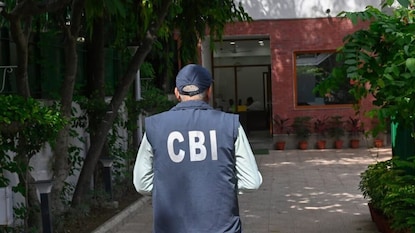 সিবিআইয়ের জালে আইপিএস কর্মকর্তা (File/Representative Image) সিবিআইয়ের জালে আইপিএস কর্মকর্তা (File/Representative Image)