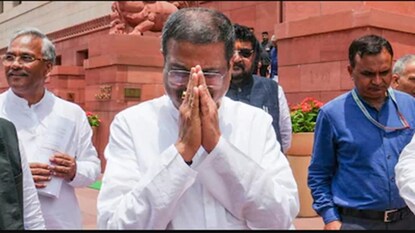 সোমবার সংসদ ভবন চত্বরে ধর্মেন্দ্র প্রধান৷ ছবি- পিটিআই সোমবার সংসদ ভবন চত্বরে ধর্মেন্দ্র প্রধান৷ ছবি- পিটিআই