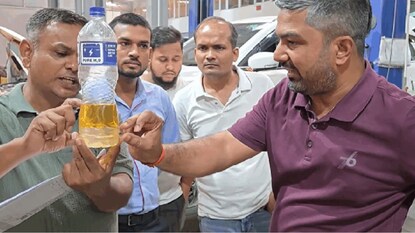 যে ভিডিওগুলিতে মনীশ কাশ্যপ তাঁর টয়োটা ইনোভা হাইক্রস গাড়ির যান্ত্রিক সমস্যার জন্য ই২০ পেট্রোলকে দায়ী করেছেন এবং সরকারের ইথানল প্রচার নিয়ে প্রশ্ন তুলেছেন, সেই ভিডিওগুলি থেকেই এফআইআর-টি করা হয়েছে। (ছবি: ইউটিউব) যে ভিডিওগুলিতে মনীশ কাশ্যপ তাঁর টয়োটা ইনোভা হাইক্রস গাড়ির যান্ত্রিক সমস্যার জন্য ই২০ পেট্রোলকে দায়ী করেছেন এবং সরকারের ইথানল প্রচার নিয়ে প্রশ্ন তুলেছেন, সেই ভিডিওগুলি থেকেই এফআইআর-টি করা হয়েছে। (ছবি: ইউটিউব)